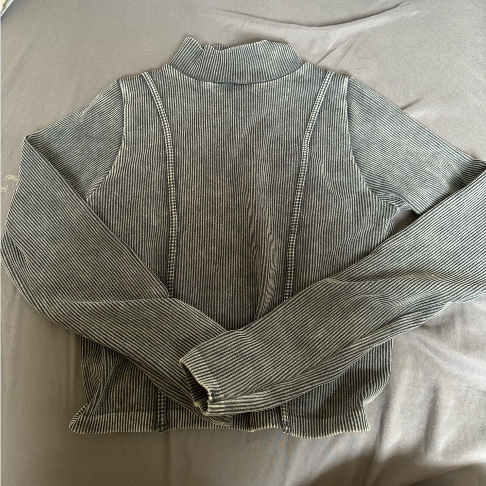 Long sleeve crop top